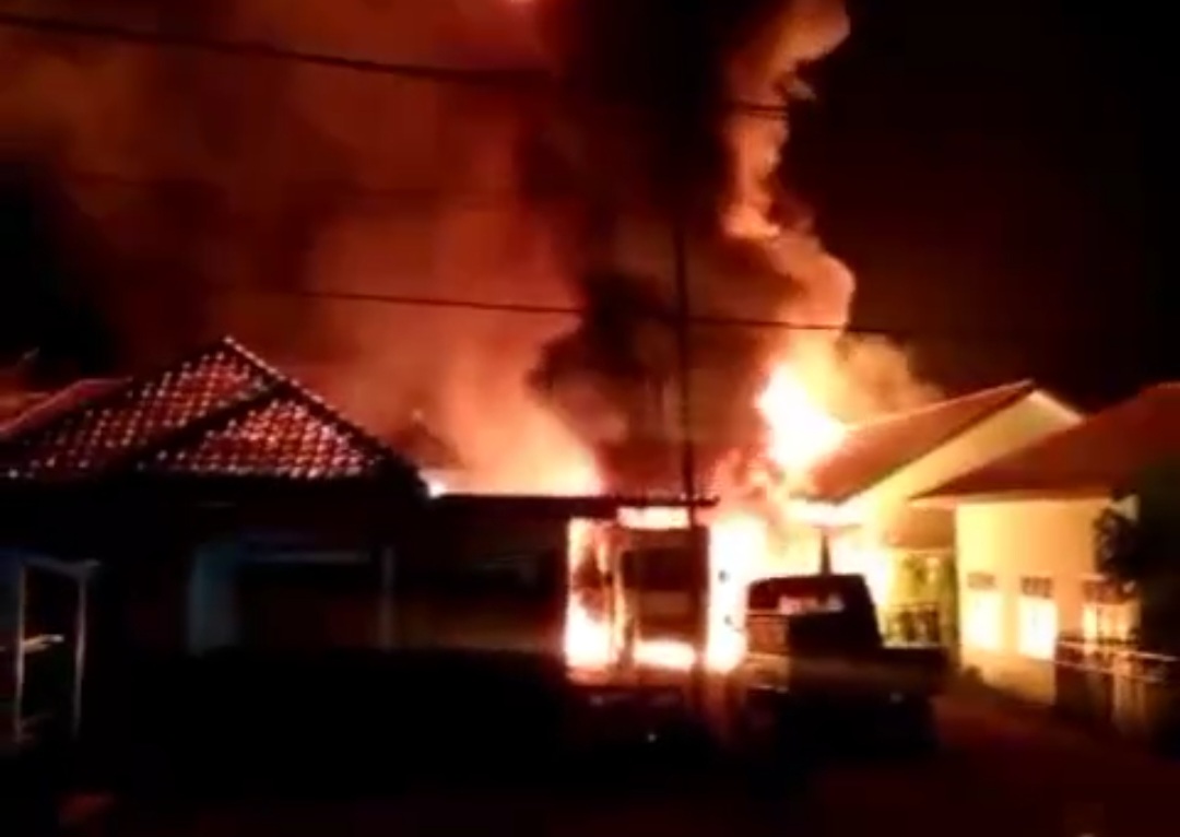 Sebuah Truk Bermuatan BBM Ilegal Yang Hendak Masuk Ke Palembang Terbakar Dan Menghanguskan 1 Unit Rumah Di Desa Bailangu Timur