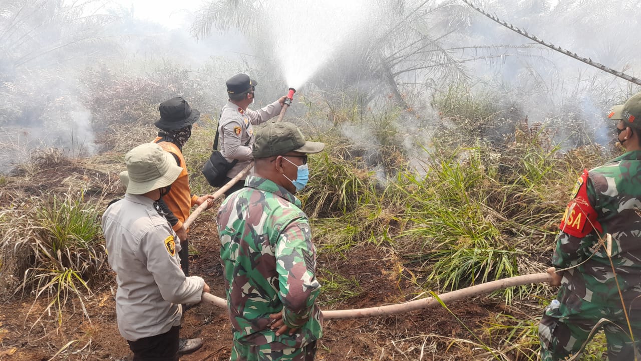 Kapolsek Lalan Ipda Zulkarnain Afianata, S.T., M.Si., M.H Bersama Camat Lalan Beserta PT BKI Melaksanakan Ground Check Titik Hotspot Dan Pemadaman Penanggulangan Kebakaran Lahan Dan Kebun