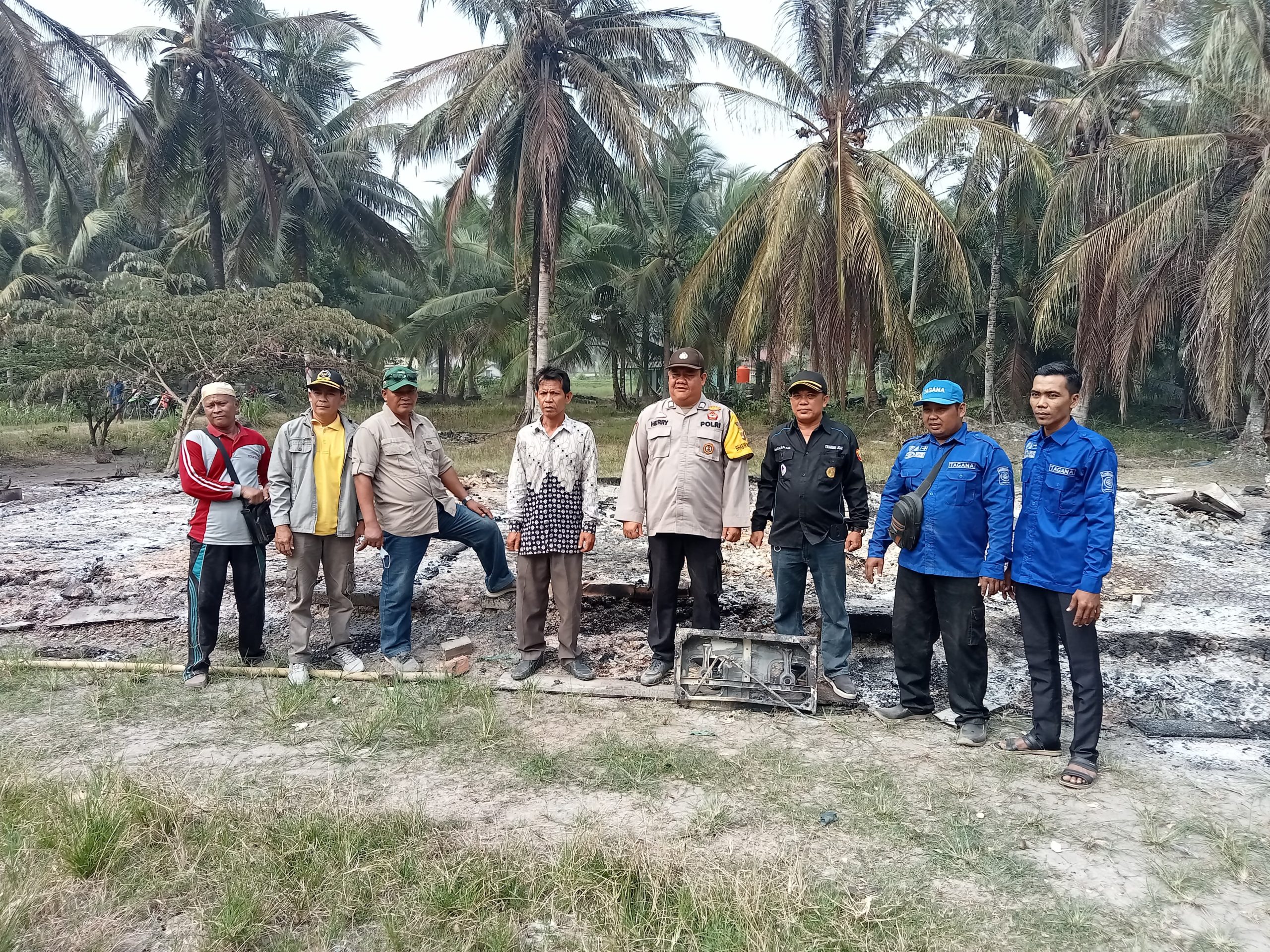 Polsek Lalan Bersama Camat Lalan Melaksanakan Pendampingan Penyerahan Bantuan Sosial (Bansos) Dari Dinas Sosial Kabupaten Muba Kepada Korban Kebakaran Rumah di RT 09 Dusun 01 Desa Karya Mukti Kecamatan