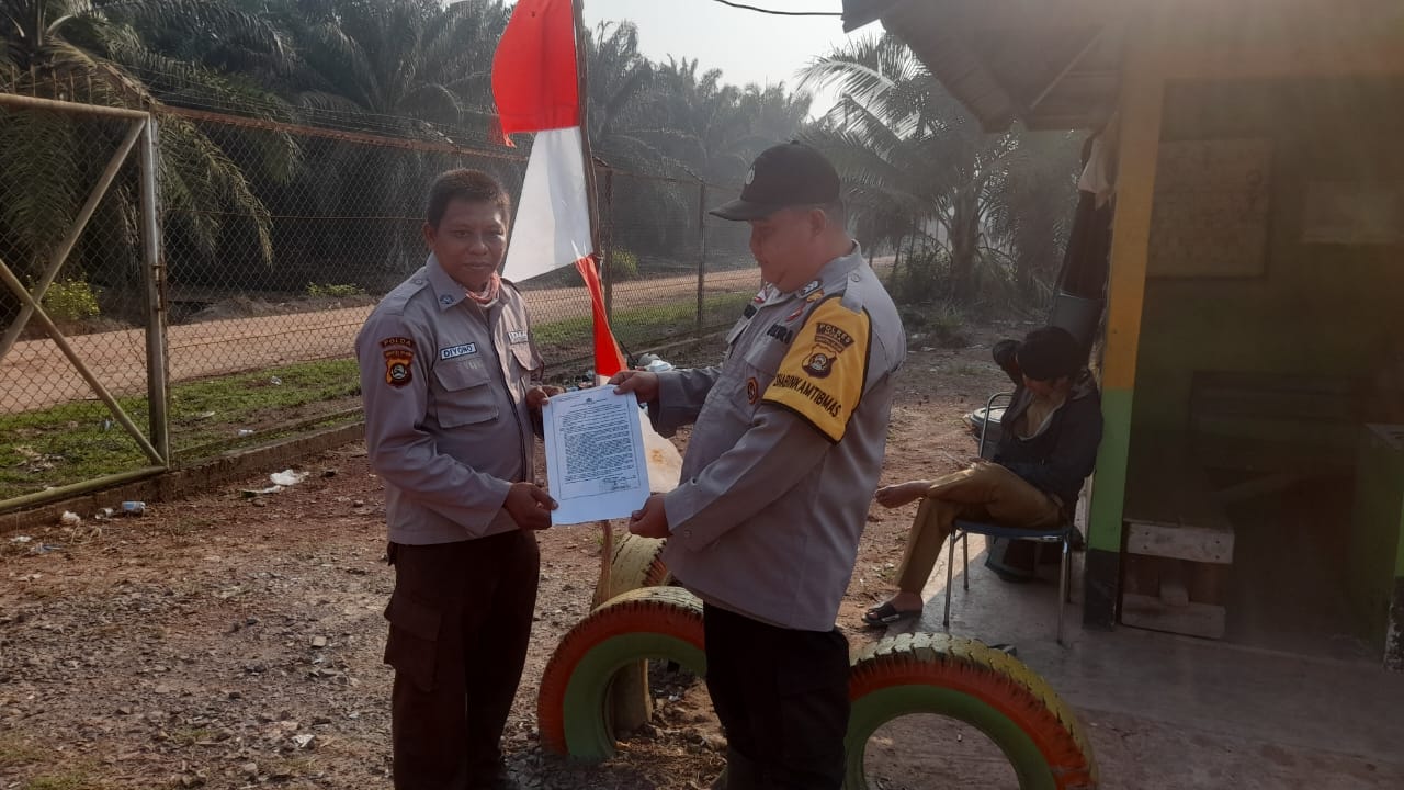 Bhabinkamtibmas Polsek Lalan Brigadir Herry Komara melaksanakan program giat Polisi Sanjo bertempat di Desa Karang Makmur