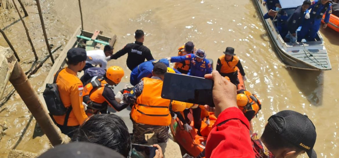 Tinjau Lokasi Runtuhnya Jembatan Akibat Tertabrak Ponton, Kapolda Sumsel Tekankan Upaya Pemulihan Dampak Perekonomian Warga