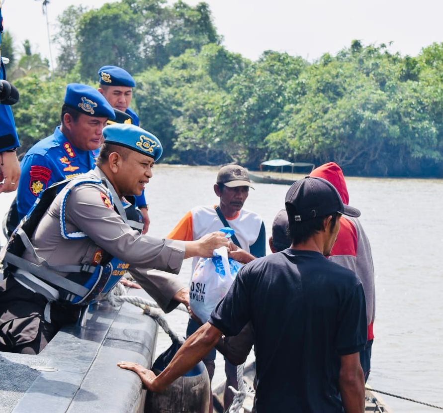 Dengan Kapal Ditpolairud, Karo Provoost Div Propam Polri Susuri Sungai Musi Berbagi Sembako ke Nelayan Dan Masyarakat