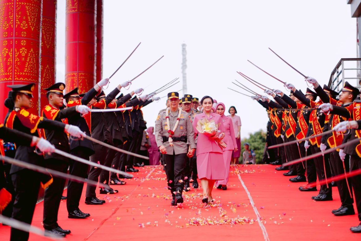 Dilepas Dengan Tradisi Pedang Pora, Komjen A Rachmad Wibowo dan Istri Tak Kuasa Meneteskan Air Mata.