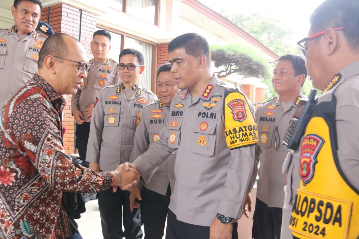 Wakapolda Sumsel Brigjen Pol M.Zulkarnain, SIK,M.Si., Menghantarkan Waka BSSN RI Komjen Pol A.Rachmad Wibowo,SIK dan Isteri, Bertolak kembali ke Jakarta