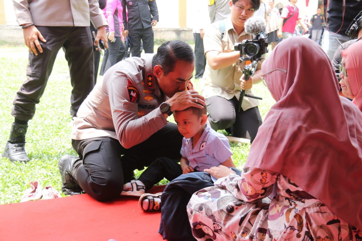 Bhakti Sosial dan Bhakti Kesehatan Hari Kesatuan Gerak Bhayangkari Polda Sumsel, Berangkatkan Umroh Penggali Kubur dan Pemandi Jenazah, Bedah Rumah Hingga Bantuan Kursi Roda.