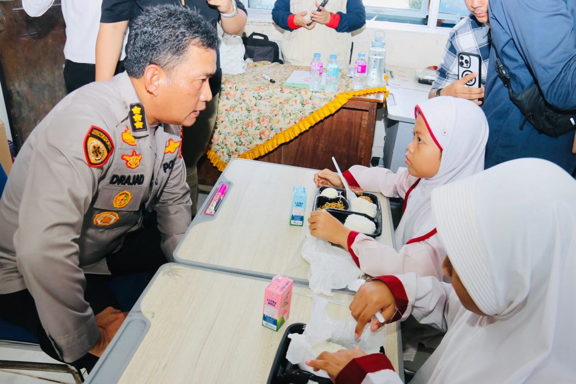 Jalankan Program Pemerintah, Polda Sumsel Berikan Makan Sehat Bergizi Gratis Bagi Siswa Sekolah Dasar